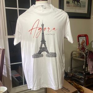 Local ‘Agora Vintage’ T-Shirt w Eiffel Towel Graphic EUC